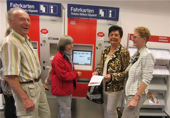 Im Praxisteil wird unter anderem die Bedienung eines Fahrkartenautomaten geübt.  privat