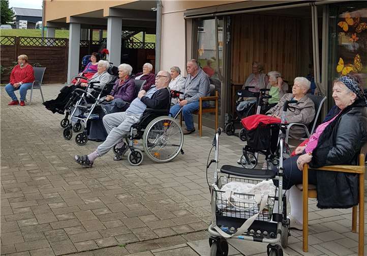 Im Privatgarten des Marienstifts genossen die Bewohner die abwechslungsreiche Musikdarbietung.