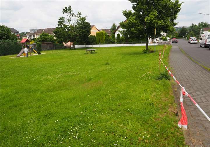 Im Privatweg wurde der Zaun entfernt, der Spielplatz und Kinder gegen den Verkehr abschirmte.