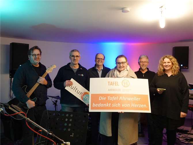 Im Probenraum der Band freute sich Caritas-Mitarbeiterin Lisa Marie Weber über die großzügige Spende.  Foto: privat