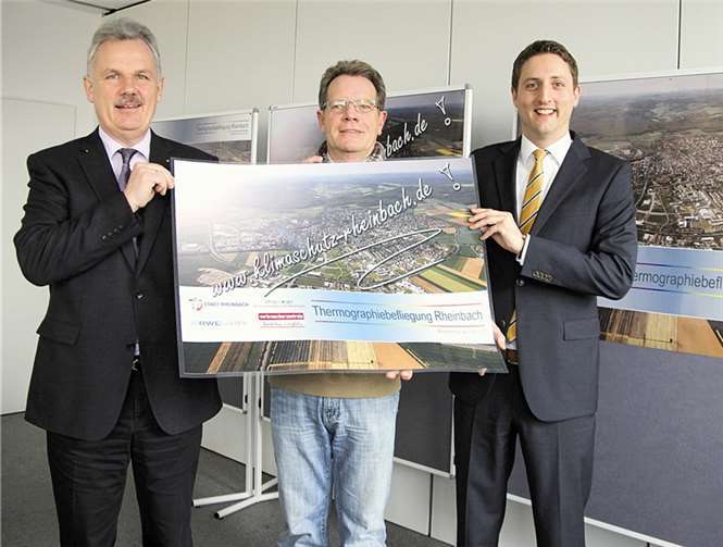 Im Projekt Thermographiebefliegung zogen (v.li.) Bürgermeister StefanRaetz, Jürgen Kalb von der Verbraucherzentrale NRW und Robin Denstorff eine erste Bilanz zur Resonanz der Hauseigentümer auf die im Januar versandten Anschreiben. STEIN