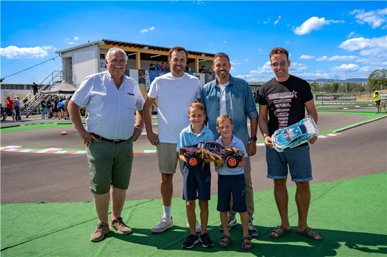 Im RC-Car Sport haben Uwe Rheinard (l.), Toni Rheinard (2.v.l.) und Marc Rheinard (r.) weltweite Bekanntheit erlangt. Im Rahmen eines Rennens auf der Arena33 in Andernach empfing man OB-Kandidat Christian Greiner (2.v.r.) mit seinen Söhnen Leo und Paul.Foto: FWG Andernach e.V.