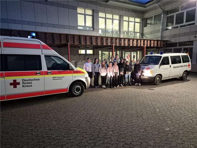 Im Rahmen der 24-Stunden-Übung lag der Fokus auf speziellen Übungen, wie Überprüfung der Vitalfunktionen, Messung von Puls, Sauerstoffsättigung und Blutdruck, die stabile Seitenlage, die Versorgung von blutenden Wunden, Maßnahmen bei Gehirnerschütterungen und vielen kleinen und größeren Verletzungsbildern mehr, die bis weit in die Nacht hinein thematisiert und praktisch geübt wurden. Foto: Realschule plus Fachoberschule Kaisersesch
