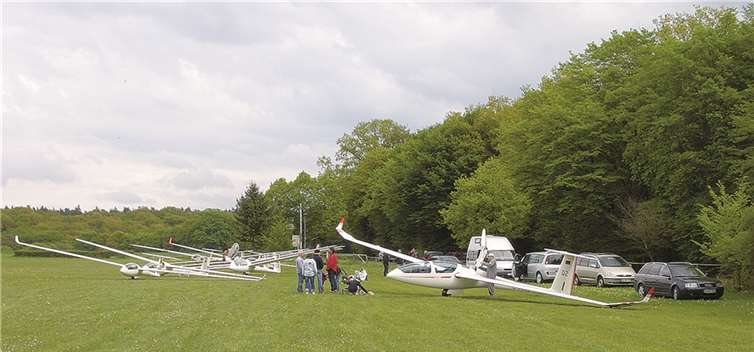 Kalt erwischt Im Rahmen der 27. Bad Breisiger Segelflugwoche warten die Piloten auf gutes Wetter und den Start zu ihren Wertungsflügen. Simone Scholz