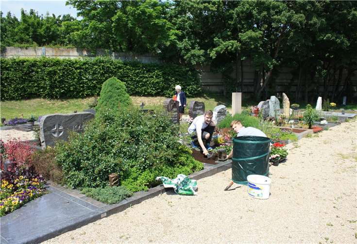 Im Rahmen der 72-Stunden-Aktion unterstützten die Messdiener auch bei der Grabpflege..
