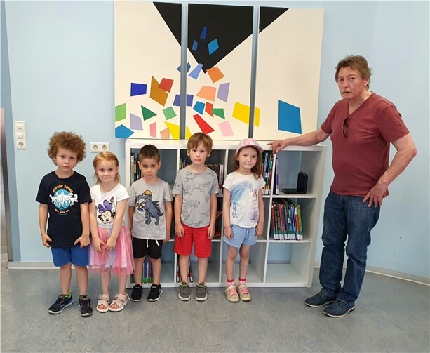 Im Rahmen der Aktion „Ein Künstler im Kindergarten“ hat die Bärengruppe der katholischen Kita St. Peter & Paul gemeinsam mit dem Irlicher Künstler Jack Müller (r.) ein tolles Kunstwerk geschaffen – und ist darauf zurecht mächtig stolz.  Foto: Volker Trümper