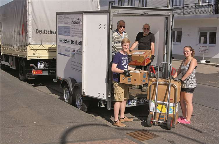 Im Rahmen der „Aktion Tagwerk“ unterstützten Rebecca Kantorek und Vince Falcke (vorne) vom Gymnasium Nonnenwerth Bernd und Gerd Schricker (hinten) einen Tag lang bei der Abholung von Sachspenden für die DRK-Auslandshilfe. Den dafür erhaltenen Betrag stellen die Schüler für Bildungsprojekte in Afrika zur Verfügung.  Thorsten Trütgen