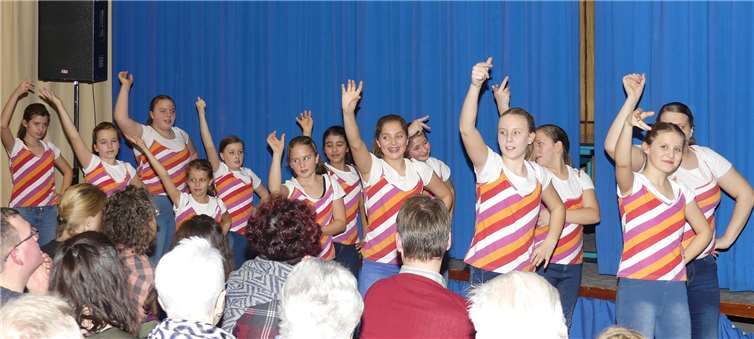 Im Rahmen der Aufführung konnte auch Tanzensemble der Theater-AG mit einigen flotten Beiträgen erfreuen.