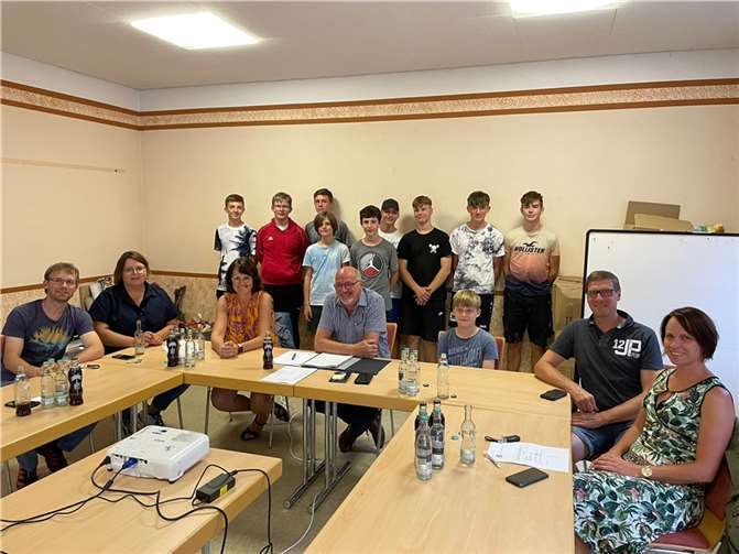 Im Rahmen der Ausschusssitzung stellten die Jugendlichen den Ausschussmitgliedern ihre Konzeption anhand einer PowerPoint Präsentation vor. Foto: privat