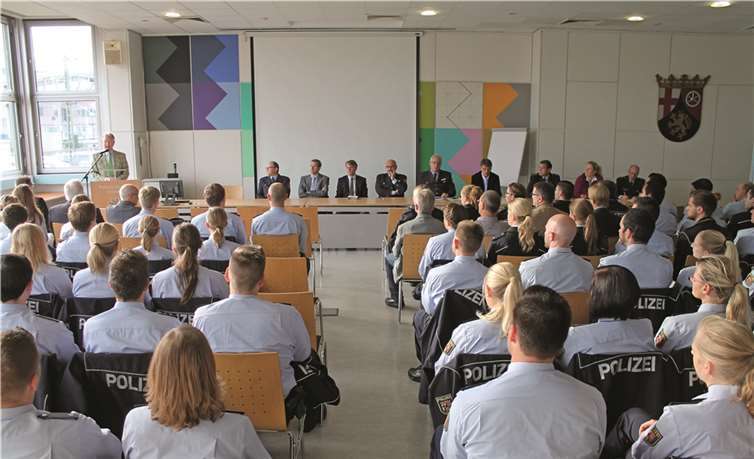 Im Rahmen der Begrüßung stellte der Polizeipräsident den neuen Mitarbeiterinnen und Mitarbeitern die Leiter der vier Polizei- und zwei Fachdirektionen, den Leiter der Abteilung Polizeiverwaltung sowie die anwesenden Mitglieder der Personalvertretungen vor.