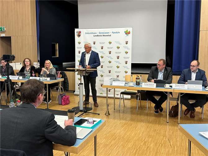 Im Rahmen der Beschlussfassung zum Nachtragshaushalt hat sich der Kreistag auch für eine weitere Unterstützung des Sozialprojekts „Gemeindeschwestern plus ausgesprochen.  Foto: Thomas Herschbach