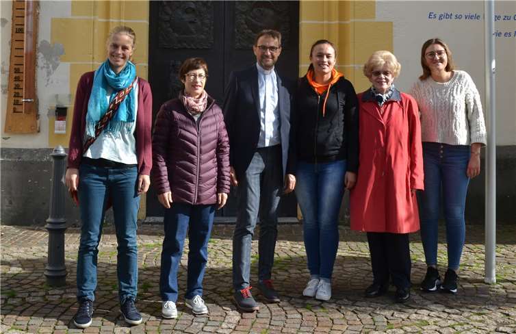 Im Rahmen der Bolivien-Partnerschaftswochen des Bistums Trier war Frau Dörfelt aus Bolivien zu Gast in Ahrweiler: (v.li.n.re.) Katharina Nilles (Referentin Bolivienpartnerschaft Bistum Trier), Ursula Knopp (Missionsausschuss St. Laurentius), Dechant Jörg Meyrer, Cecilia Dörfelt (Geschäftsführerin der Hermandad La Paz Bolivien), Marianne Sturm (Missionsausschuss St. Laurentius) und Lina Klaus (SoFiA Freiwillige Bolivien). Foto: privat