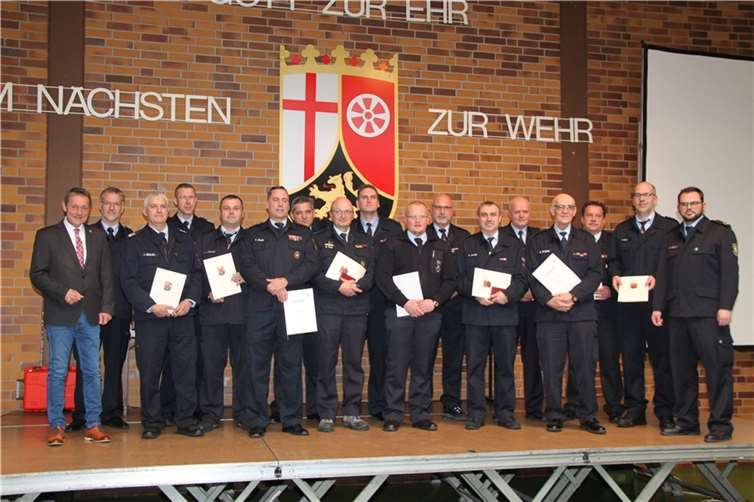 Im Rahmen der Dienstversammlung der Feuerwehren im Westerwaldkreis fanden zahlreiche Ehrungen statt.  Foto: Elisa Schröder, Pressestelle der Kreisverwaltung