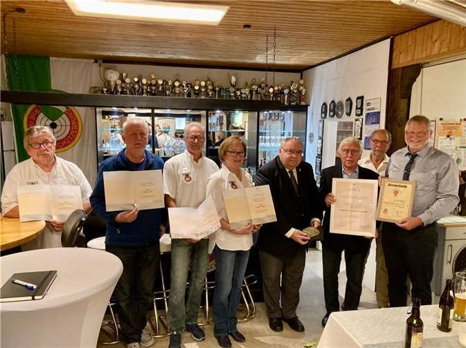 Im Rahmen der Ehrungen erhielten Inge Schragen, Helmut Schmeiser und Walter Otto die silberne Ehrennadel für ihre jahrzehntelangen Verdienste für den Verein, Wilfried Schragen erhielt, den Ehrenbrief des Sportbundes Rheinland. Quelle: GSSV Bölingen