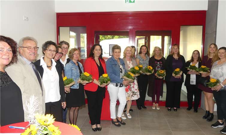 Im Rahmen der Einweihungsfeier gab es für das erfreute Kita-Team von Tanja Welling einen herbstlichen Blumengruß.