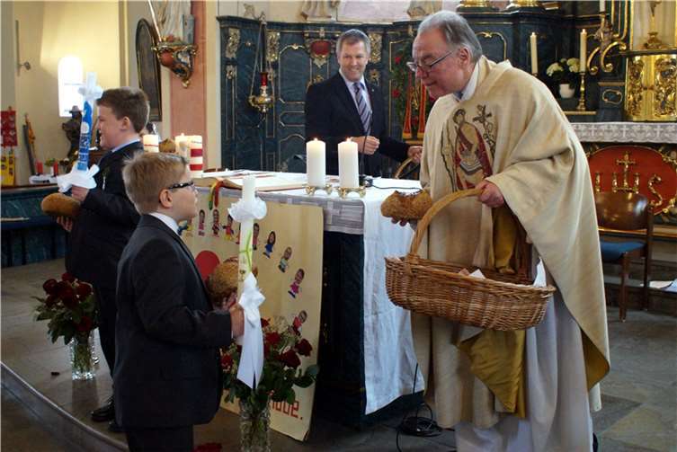 Im Rahmen der Feierlichkeiten erhielt jedes Kommunionkind ein gesegnetes großes Brot, welches die jungen Christen anschließend zu Hause mit ihren Gästen teilen konnten.