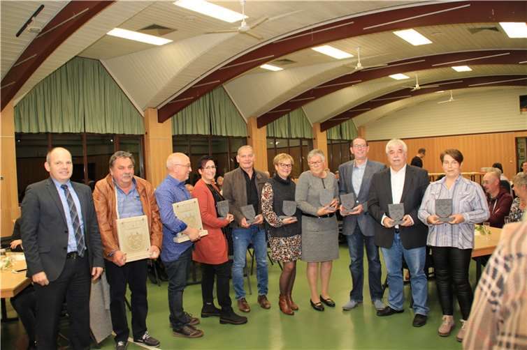 Im Rahmen der Feierstunde wurden langjährige Gemeinderatsmitglieder geehrt.