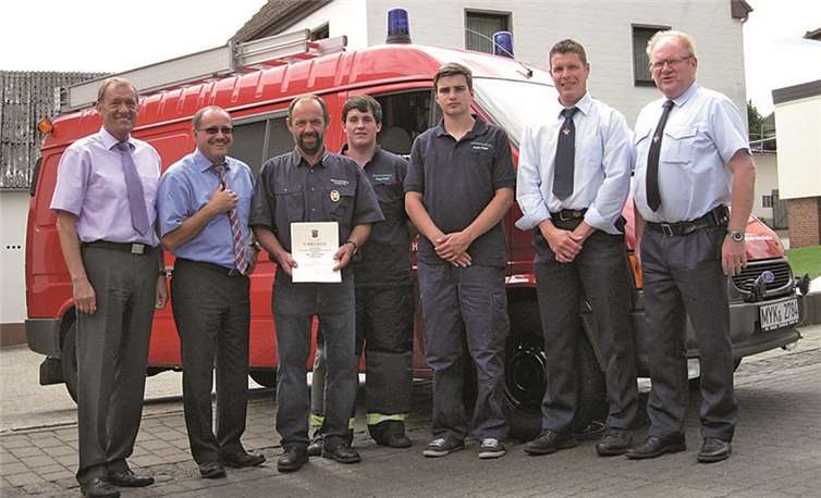 Im Rahmen der Festlichkeiten erhielt Peter Schmitz das Goldene Ehrenabzeichen. Henrik Honermann und Manuel Michels wurden in die Feuerwehr aufgenommen.  privat