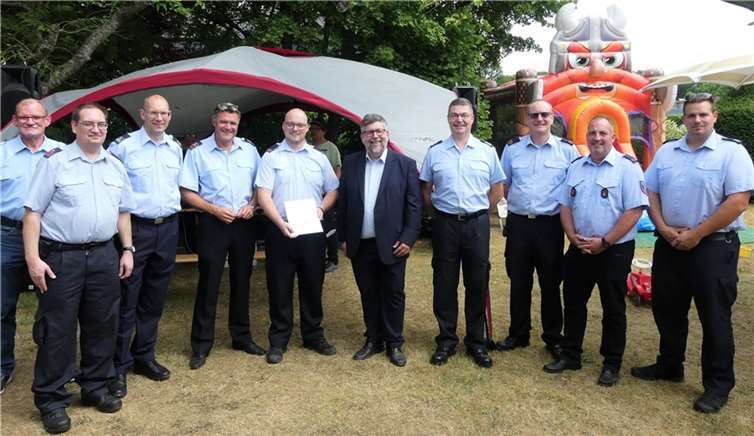 Im Rahmen der Festveranstaltung war es Verbandsgemeindebürgermeister Wolfgang Lambertz im Beisein der regionalen Feuerwehrführung außerdem eine besondere Freude, den Aktiven Dominik Kirsch zum Brandmeister zu befördern und gleichzeitig zum kommissarischen Zugführer des Löschzuges V. (Brauheck) zu ernennen. Foto: TE