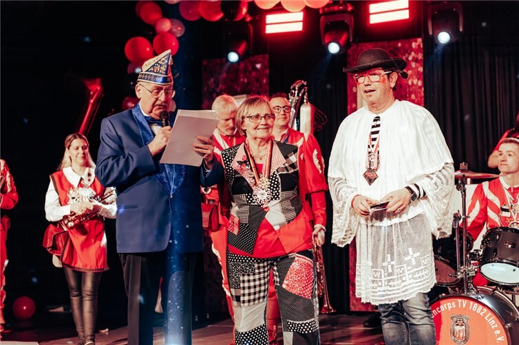 Im Rahmen der Großen Möhnensitzung dankte Bürgermeister Willi Knopp zusammen mit Pastor Lothar Anhalt, Agnes Rings vor über 300 Gästen im Saal für ihr großes persönliches Engagement und ihre langjährige Vorstandsarbeit.