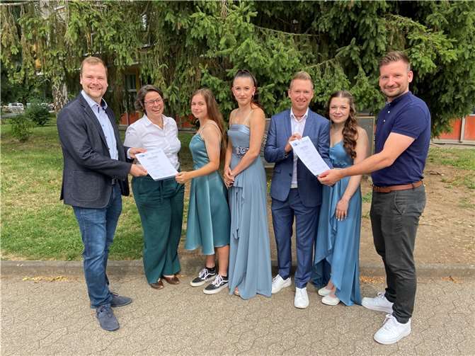 Im Rahmen der IHK-Initiative „Schulpatenschaft“ fand in den Räumlichkeiten der Carmen-Sylva-Schule in Niederbieber eine feierliche Urkundenübergabe statt. Foto: IHK-Regionalgeschäftsstelle Neuwied