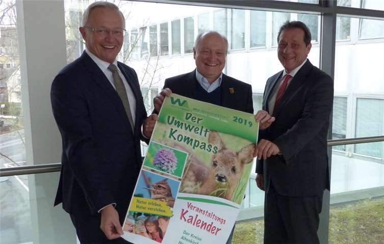 Im Rahmen der Initiative „Wir Westerwälder“ wurde auch für das Jahr 2019 wieder der Umweltkompass herausgegeben, (v.l.) Achim Hallerbach (Neuwied), Michael Lieber (Altenkirchen) und Achim Schwickert (Westerwald).Foto: privat