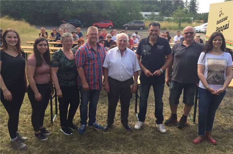 Im Rahmen der Jahreshauptversammlung 2021 wurden u.a. vereinstreue Mitglieder geehrt. CKG-Ehrenpräsident Herwin Eckerskorn (4.v.r.) erhielt für 60 Jahre Vereinsmitgliedschaft eine besondere Ehrenurkunde.Foto: TE