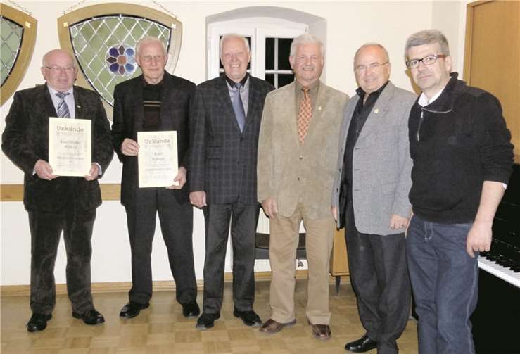 Im Rahmen der Jahreshauptversammlung konnten verdiente Mitglieder geehrt werden (v. l.): Karl-Heinz Wilkes (50 Jahre Sänger und Ehrenmitglied), Karl Schopp (Ehrenmitglied), Vorsitzender Friedrich Hermes, Helmut Engel (40 Jahre Sänger), Kreisgeschäftsführer Lothar Käsgen und Chorleiter Lothar Scheid. privat