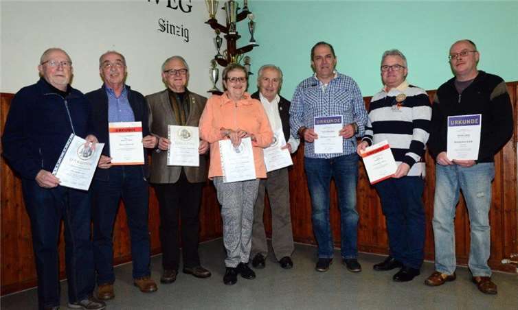 Im Rahmen der Jahreshauptversammlung wurden langjährige und verdiente Mitglieder geehrt (v. l.): Hans Joachim Lange, Bernd Feret, Werner Hoffmann, Ellen und Mathieu Collombon, Horst Oedekoven, Herbert Krin und Karsten Lange. Foto: privat