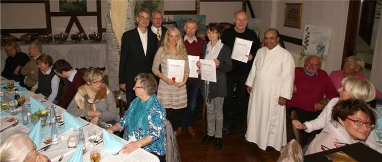 Im Rahmen der Jahresversammlung wurden für langjähriges Mitsingen im Kirchenchor Sayn durch die Vorstände Dietmar Müller und Karl-Josef Kannengießer (v.l.) geehrt: Regina Blum und Karl-Heinz Feiden für jeweils zehn Jahre sowie Renate Zimmermann und Theo Günther für mehr als 40 Jahre. M. Gaida/Kirchenchor Sayn