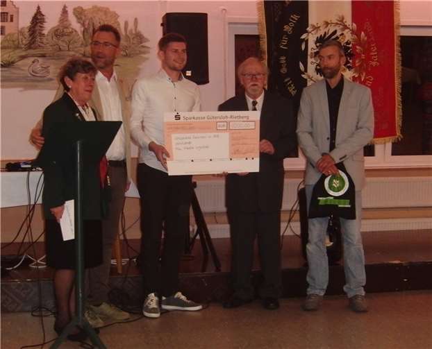 Im Rahmen der Jubiläumsfeierlichkeiten zum 125-jährigen Bestehen des SSV Odendorf wurde auch ein Spendenscheck als Geschenk überreicht.  Fotos: privat