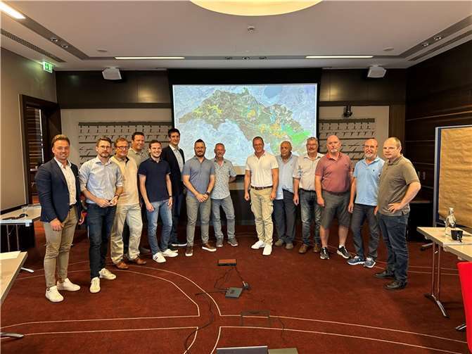 Im Rahmen der Klausurtagung der Verwaltungsspitzen der VG Mendig, des Mendiger Stadtbürgermeisters und der Ortsbürgermeister wurde unter anderem das Thema Glasfaser-Ausbau in der Stadt Mendig und den Ortsgemeinden erörtert.  Foto: VG-Verwaltung Mendig/Pauly