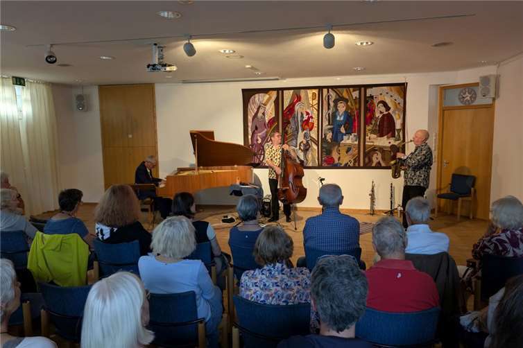 Im Rahmen der Konzertreihe "improvisierte Zeit" hatte der Linzer Saxofonist zum vierten Mal befreundete Musiker eingeladen, um mit ihnen Freie Musik zu improvisieren. Foto: Hans-Joachim Willems
