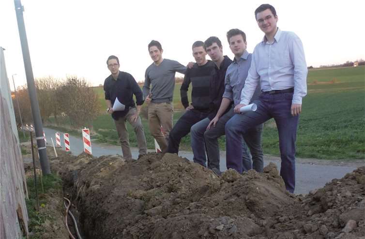 Im Rahmen der Kooperation mit dem JU-Verband Vordereifel besuchte die Mayener Junge Union die Standorte Kehrig, Nachtsheim und Nitztal, um sich dort nach dem aktuellen Stand des Ausbaus der Breitbandverbindungen zu erkundigen.privat