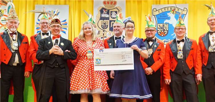 Im Rahmen der Kostümsitzung wurde durch den Elferrat der Spendenscheck übergeben. Foto: privat