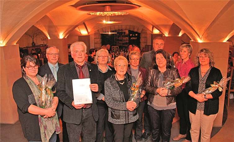 Im Rahmen der Mayschosser „Chorzeche“ ehrte der Vorsitzende Leo Baltes langjährige Mitglieder und eifrige Probenteilnehmer (von links): Anette Kalt, Chorleiter Eberhard Ley, Hermann-Josef Kalt, Christel Weinand, Ulla Streich, Martina Görres, Leo Baltes, Britta Cramer, Bärbel Cossmann und Monika Schmitz.privat