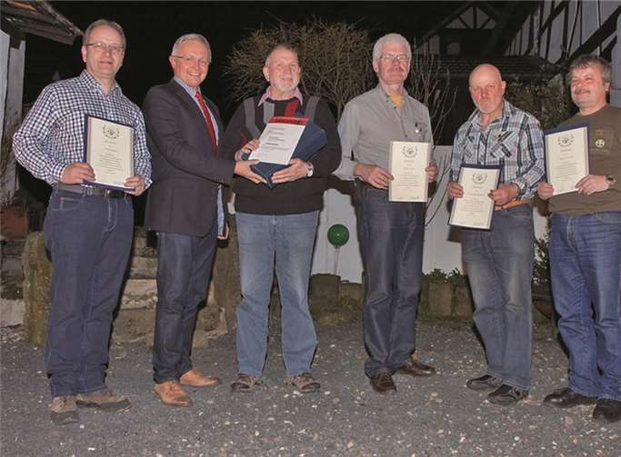 Im Rahmen der Mitgliederversammlung wurden aktive Musiker mit Ehrennadeln und Urkunden für ihre langjährige Mitgliedschaft ausgezeichnet: (v.l.n.r.) Vorsitzender des Bläserchors Schöneberg, Ewald Buchholz (40 Jahre), Kreismusikverbandsvorsitzender Achim Hallerbach, Richard Schimmels (60 Jahre), Norbert Hoppen, Franz-Josef Buchholz und Hans-Werner Lahr (alle 40 Jahre). Privat