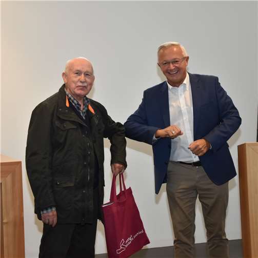 Im Rahmen der Präsentation des neuen Jahrbuchs ist es seit einigen Jahren Usus, diejenigen Autoren zu ehren, die seit Jahrzehnten zum Gelingen desselben beitragen. Dieses Mal fiel die Wahl auf Werner Schönhofen, der von 1978 bis 2020 44 Beiträge verfasste, stets mit Bezug zu seinem Heimatort Leutesdorf.