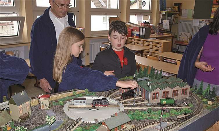 Im Rahmen der Projekttage konnten sich die Kinder auch am Modelleisenbahnbau versuchen.