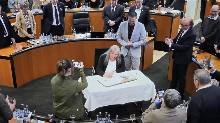 Im Rahmen der Ratssitzung trug sich Barbara Vogt in das Goldene Buch der Stadt ein.