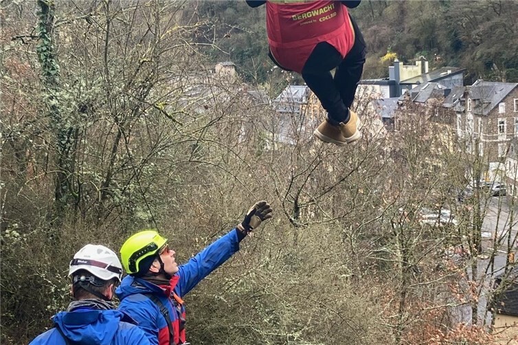 Im Rahmen der Rettungsübung wurden von den Bergrettern zahlreiche ehrenamtliche Helfer aus luftiger Höhe abgeseilt.