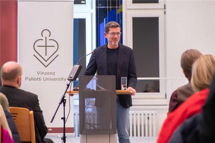Im Rahmen der Ringvorlesung Friedensethik an der Vinzenz Pallotti University hielt Karl-Theodor zu Guttenberg einen packenden Vortrag.