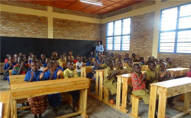 Im Rahmen der Ruanda-Partnerschaft des Kreises konnten sich die Schülerinnen und Schüler der Primarschule Kabavomo unter anderem über neue Klassenräume freuen. Foto: Koordinationsbüro der Partnerschaft Rheinland-Pfalz - Ruanda, Kigali.