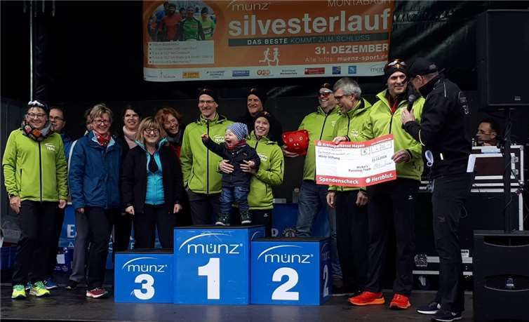 Im Rahmen der Siegerehrung des münz Silvesterlaufes konnte Mirko´s Running Team die überwältigende Summe von 4.700,- Euro an Bernhard Münz übergeben. privat