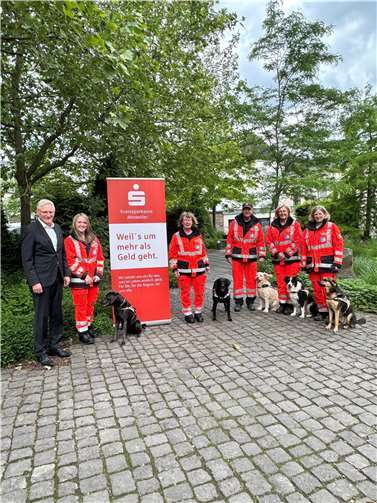 Im Rahmen der Spendenübergabe wurde ein gemeinsames Foto gemacht (v.l.): Dieter Zimmermann, Saskia Douglas, Kerstin Mönster , Ekkehard Böttcher, Heike Böttcher und Christina Streck.  Foto: : Marco Seydel – Kreissparkasse Ahrweiler