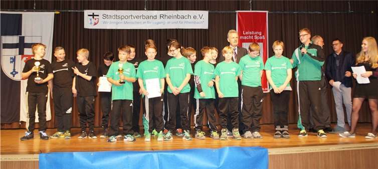 Im Rahmen der Sportlerehrung auf der Bühne: die D1- sowie die E-Jugendspieler des HSG-Rheinbachs. privat