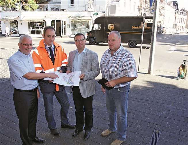 Im Rahmen der Stadtbegehung konnte sich Horst Gies (2.v.r.) ein Bild von den geplanten Maßnahmen machen. privat