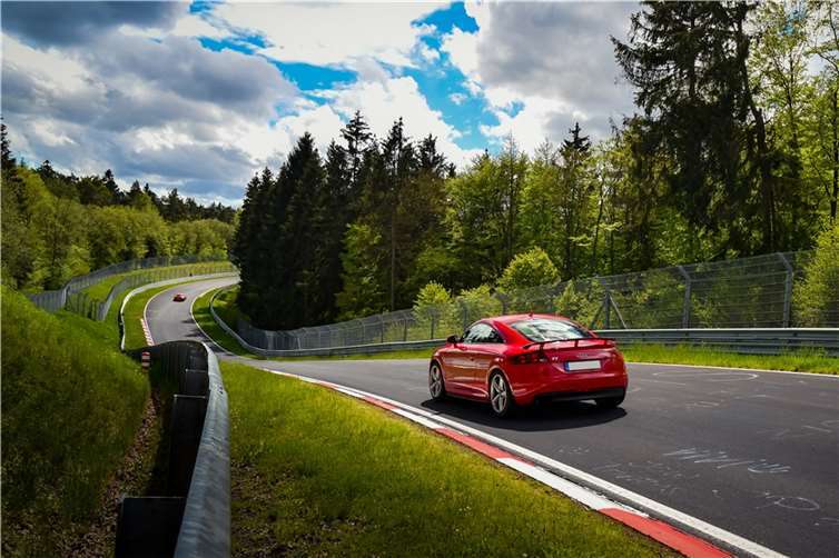 Im Rahmen der Touristenfahrten auf dem Nürburgring kann jeder die legendäre Rennstrecke mit dem eigenen Auto befahren. Foto: Racetracker
