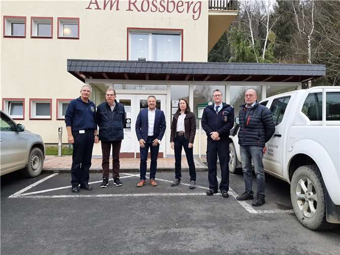 Im Rahmen der Übergabe der Spenden an die Bürgerfonds der Verbandsgemeinden Altenahr und Adenau konnte sich Bürgermeister Hans-Werner Breithausen vom Stand der Aufräumarbeiten ein „Bild machen“. .Foto: privat