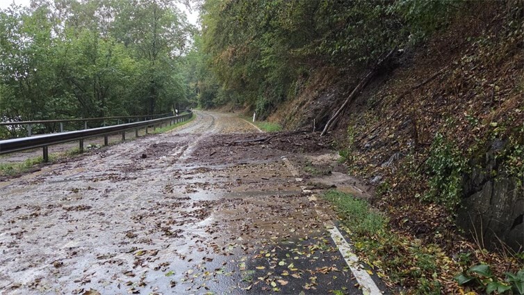 Im Rahmen der Unwetter musste die Feuerwehr auch zu einem Hangrustch zwischen Waldbreitbach und Rossbach ausrücken.